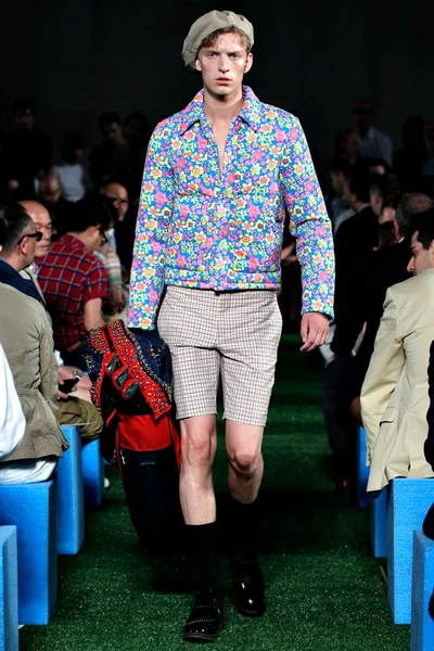 Look 16